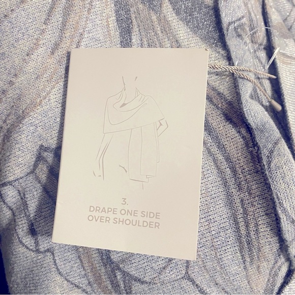 NWT Chico's 4 Ways Reversible Floral Travel Ruana Wrap/Shawl in Gray Floral - OS - Picture 6 of 8